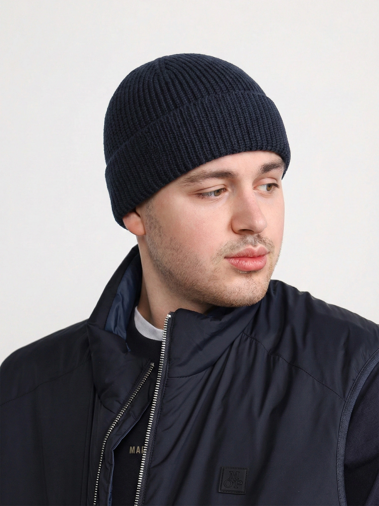 Шапка-бини графитового цвета с отворотом из хлопка